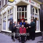 02-02-1995 Koos Alberts with friends in front of cafe Rooie Nelis in Amsterdam

[keywords]Full Length, Singer, Smiling, Posed, Location, Eyecontact[/keywords]